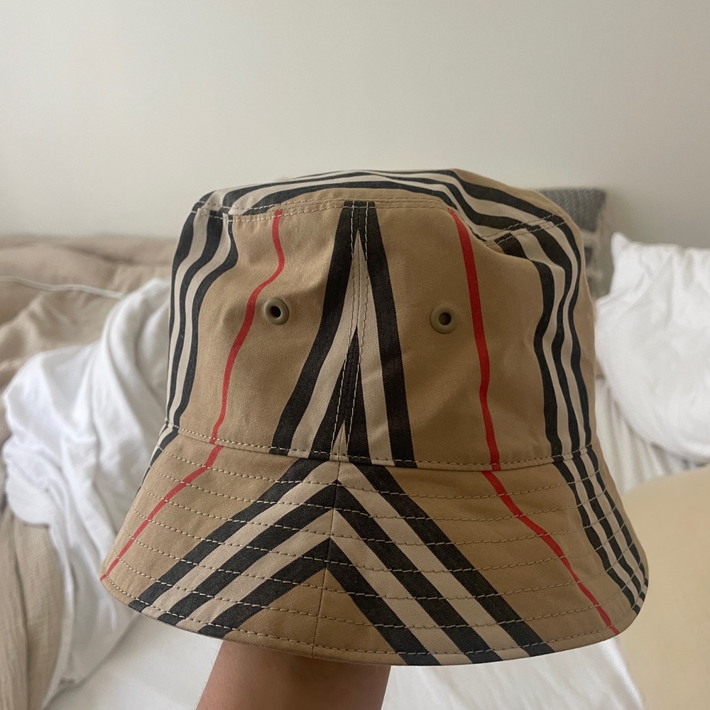 NWT Burberry Bucket Hat